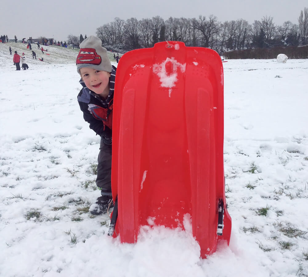Battle sledges: a fun snow activity